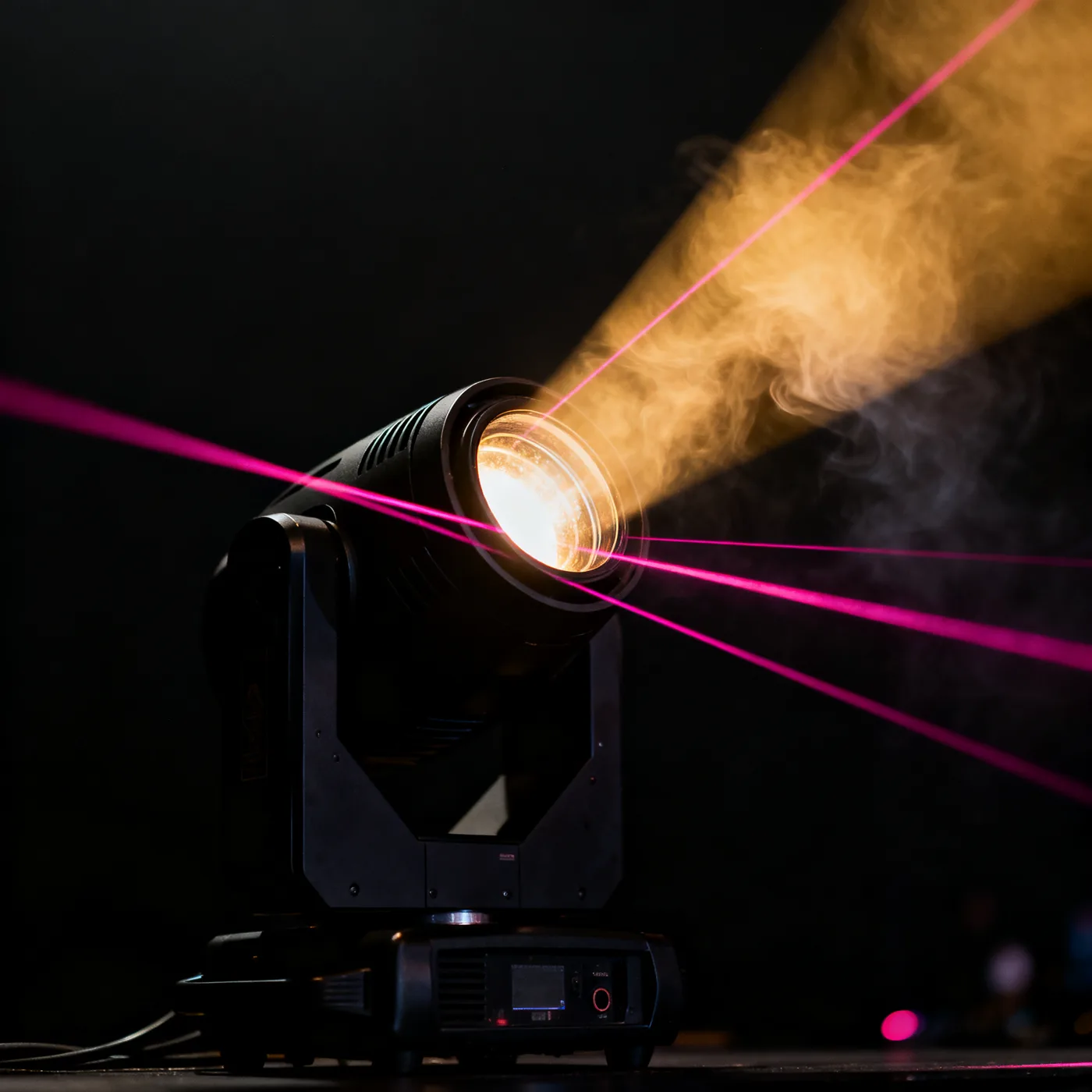 Cabeza móvil cortando el humo con oro
